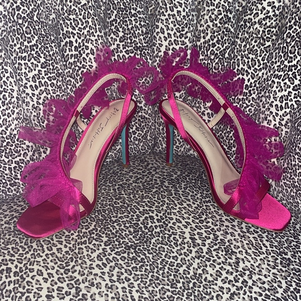 Pink ruffle heels 🩷 - Picture 7 of 9